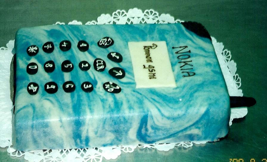 Mobiltelefon alakú torta